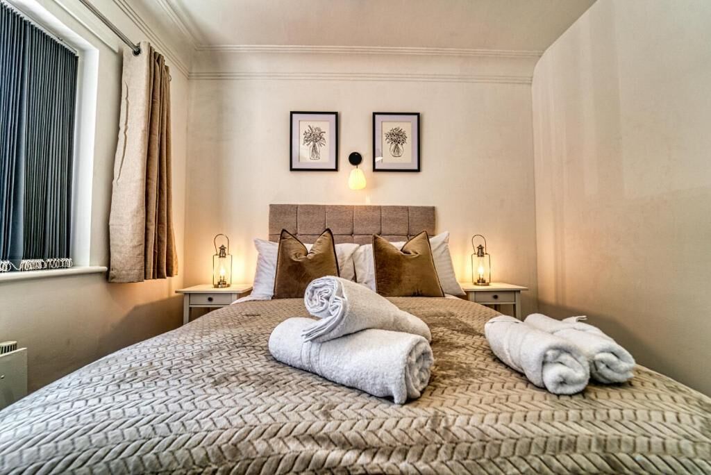 4 bedrooms, desk, iron/ironing board, WiFi