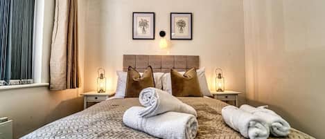 4 bedrooms, desk, iron/ironing board, WiFi