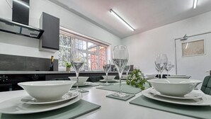 Een moderne keuken met een eethoek, gedekt voor een maaltijd.