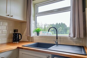 Een koelkast, een microgolfoven, een oven, een kookplaat