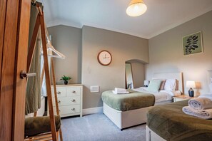 3 bedrooms, desk, WiFi, bed sheets