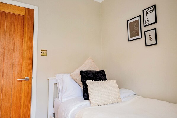 3 عدّة غرف نوم ومكتب وواي فاي وملاءات أسرّة