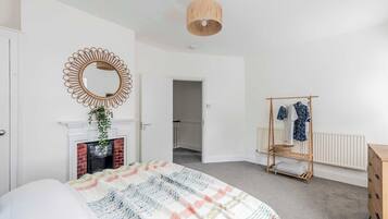 4 bedrooms, iron/ironing board, WiFi, bed sheets