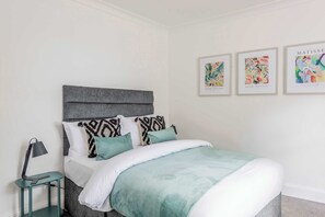 4 dormitorios, tabla de planchar con plancha, wifi y ropa de cama