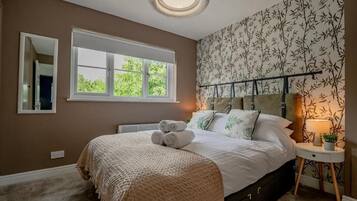 2 bedrooms, iron/ironing board, WiFi, bed sheets