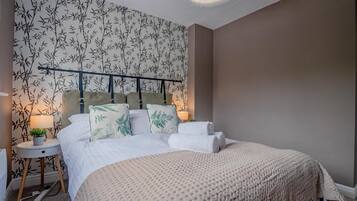 2 bedrooms, iron/ironing board, WiFi, bed sheets