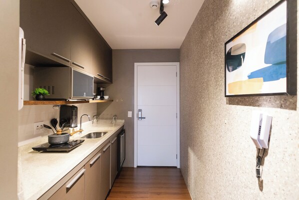 Studio | Private kitchen | Fridge, microwave, stovetop, cookware/dishes/utensils - Haus Mitre Vila Mariana (São Paulo)
