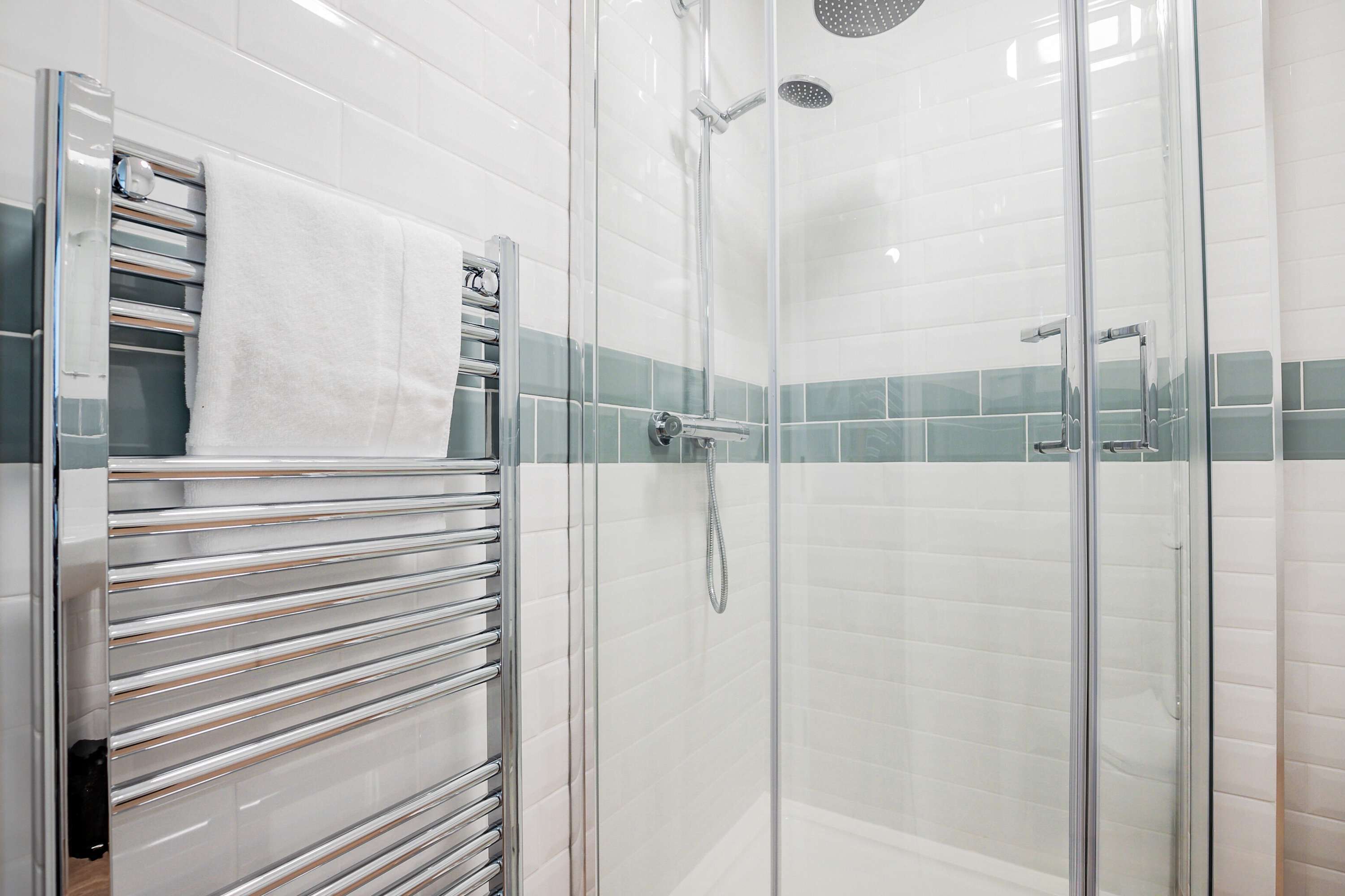 Douche, sèche-cheveux, serviettes fournies