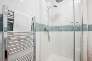 Dusj, hårføner og håndklær