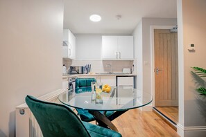 Fridge, microwave, oven, stovetop - Host & Stay | Bridge Street Studio Apartment (Evesham)