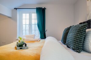 1 bedroom, iron/ironing board, WiFi, bed sheets - Host & Stay | Bridge Street Penthouse Apartment (Evesham)