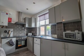 Fridge, microwave, toaster, cookware/dishes/utensils - Host & Stay | Bromyard Flat 2 (Worcester)