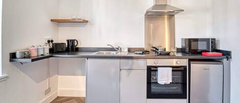 Frigorifero, microonde, forno, piano cottura