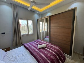 2 bedrooms, iron/ironing board, WiFi, bed sheets - 129 · 2BR Townhouse, 2 Bath, TV, Backyard (Sheikh Zayed City)