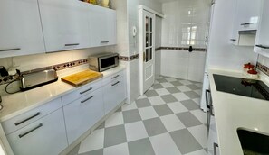 Mikrowelle, Ofen, Herdplatte, Geschirrspüler