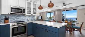 Kailua Village#705 Top Floor, Gorgeous Remodeled 2 bedroom, in Heart of Town