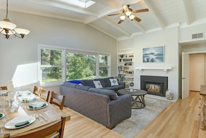 Smart TV, fireplace - 3968 Redwood Refuge - Spacious Pebble Beach® Home (Pebble Beach)