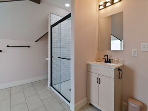 Shower, hair dryer, towels - Blarney Bungalow Penthouse Summer 2026 (Michigan City)