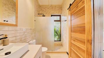 Luxe villa, privézwembad, uitzicht op tuin | Badkamer | Handdoeken