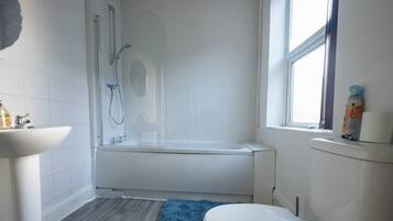 Serviettes fournies, savon, papier de toilette