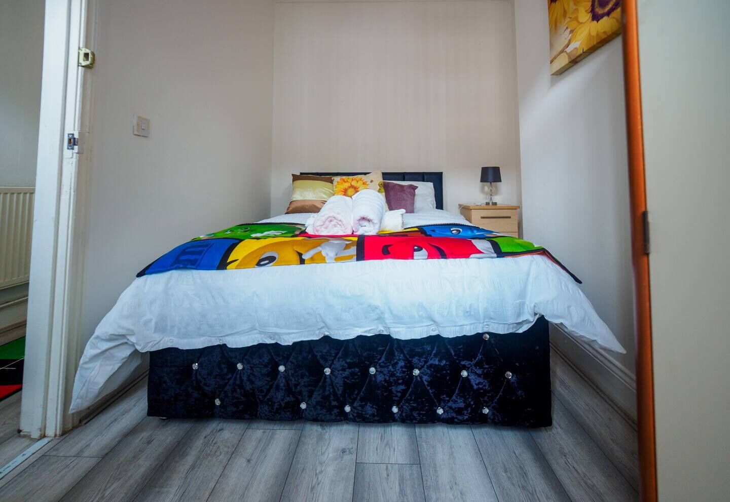 3 habitaciones, tabla de planchar con plancha y ropa de cama 