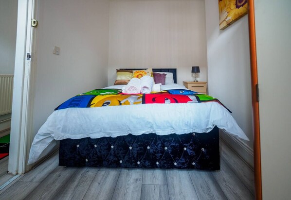 3 quartos, ferros/tábuas de passar roupa, roupa de cama