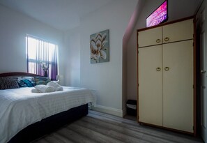 3 quartos, ferros/tábuas de passar roupa, roupa de cama