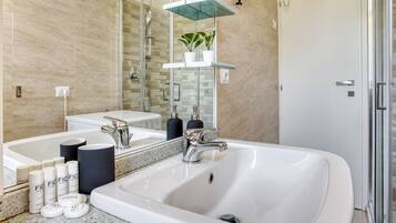 Apartment, 1 Doppelbett und Schlafsofa, Balkon | Badezimmer | Bidet