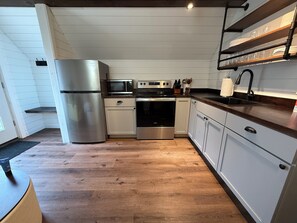 Réfrigérateur, four à micro-ondes, un four, surface de cuisson