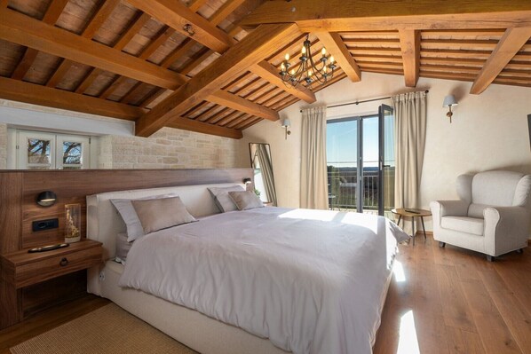 5 bedrooms, iron/ironing board, WiFi, bed sheets