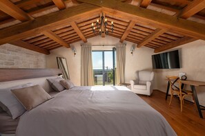 5 bedrooms, iron/ironing board, WiFi, bed sheets