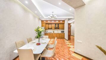 Familienapartment, Balkon | Wohnbereich | Flachbildfernseher