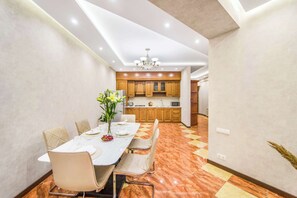 Appartement familial, balcon | Aire de séjour | Téléviseur à écran plat
