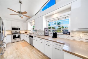 Fridge, microwave, oven, stovetop - Heated Pool! Waterfront+Kayak! Close 2 Beach! (Pompano Beach)