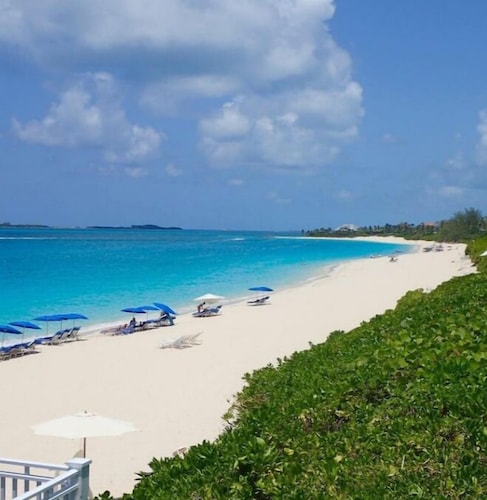 Modern condo: Steps from Atlantis & Beach