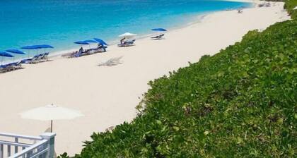 Modern condo: Steps from Atlantis & Beach