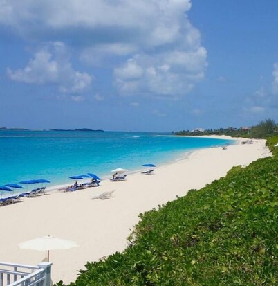 Modern condo: Steps from Atlantis & Beach