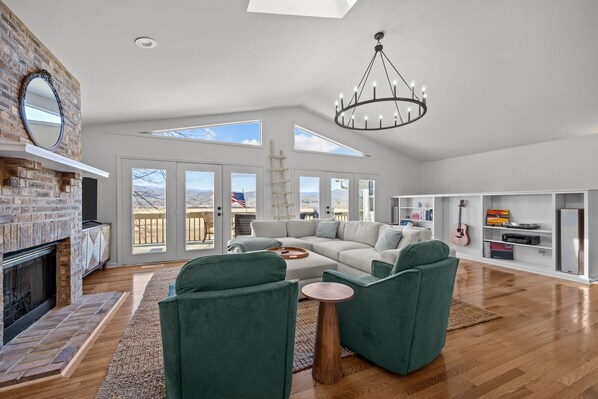 Smart TV, fireplace - Brevard Mountain View Villla (Pisgah Forest)