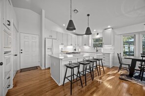 Fridge, microwave, oven, stovetop - Mountain View Villla (Pisgah Forest)