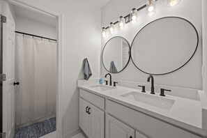Jetted bath, hair dryer, towels, soap - Brevard Mountain View Villla (Pisgah Forest)