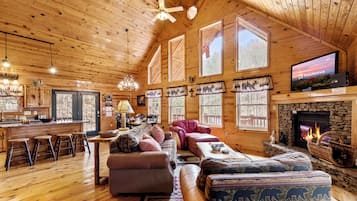 Family Cabin, 3 Bedrooms, Non Smoking, Mountain View | Living area | Smart TV
