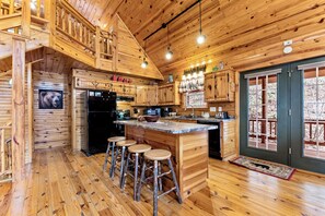 Cabaña familiar, 3 habitaciones, para no fumadores, vista a la montaña | Cocina privada | Refrigerador, microondas, horno y parrilla de estufa