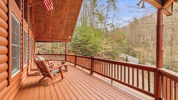 Family Cabin, 3 Bedrooms, Non Smoking, Mountain View | Balcony