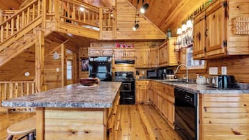 Cabaña familiar, 3 habitaciones, para no fumadores, vista a la montaña | Cocina privada | Refrigerador, microondas, horno y parrilla de estufa