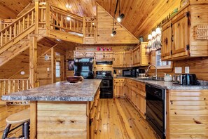 Family Cabin, 3 Bedrooms, Non Smoking, Mountain View | Private kitchen | Fridge, microwave, oven, stovetop