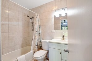 Asciugacapelli, asciugamani, sapone, carta igienica