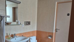 A bathroom with a sink, toilet, and mirror. - Chez Anabel & Stéphane (Battenheim)