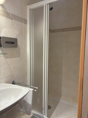 Pampa | Bathroom | Shower, free toiletries - Chez Anabel & Stéphane (Battenheim)