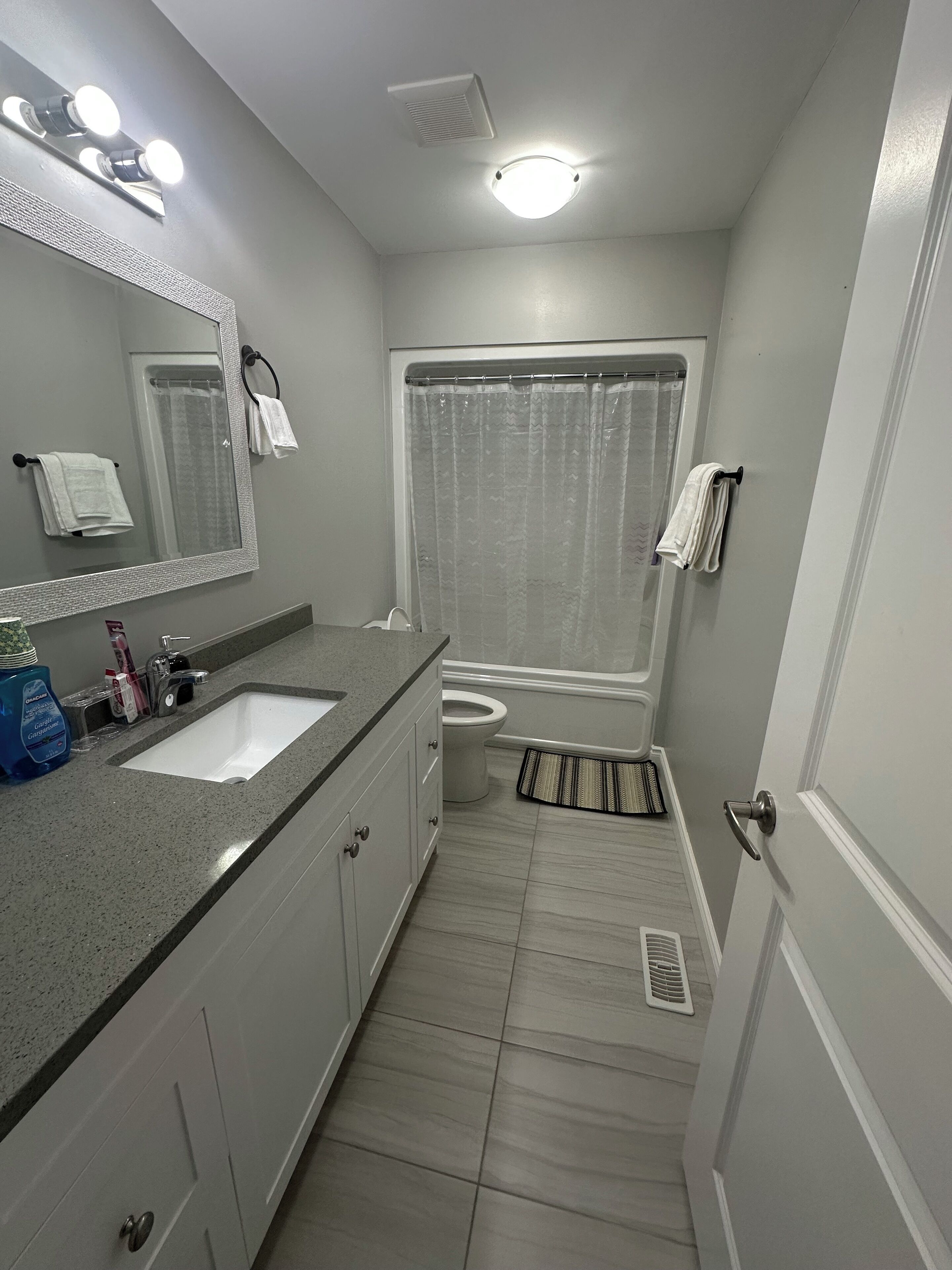 Een badkamer met een wastafel, toilet en douche.