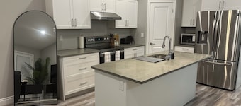 Cozy home, 4 mins drive to Windsor airport & 10 mins drive to Detroit border